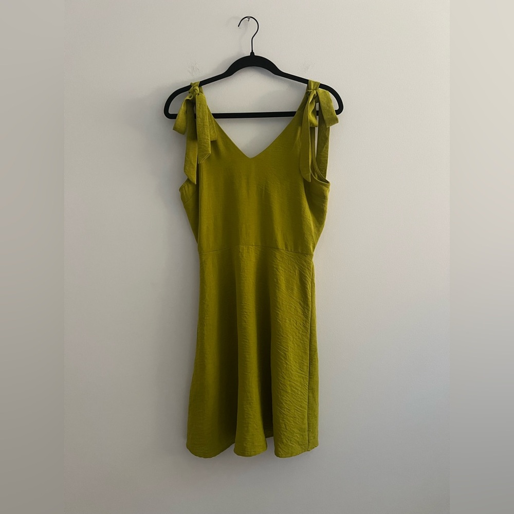 monteau Los Angeles Tie-Strap V-Neck Dress – Medium – Green